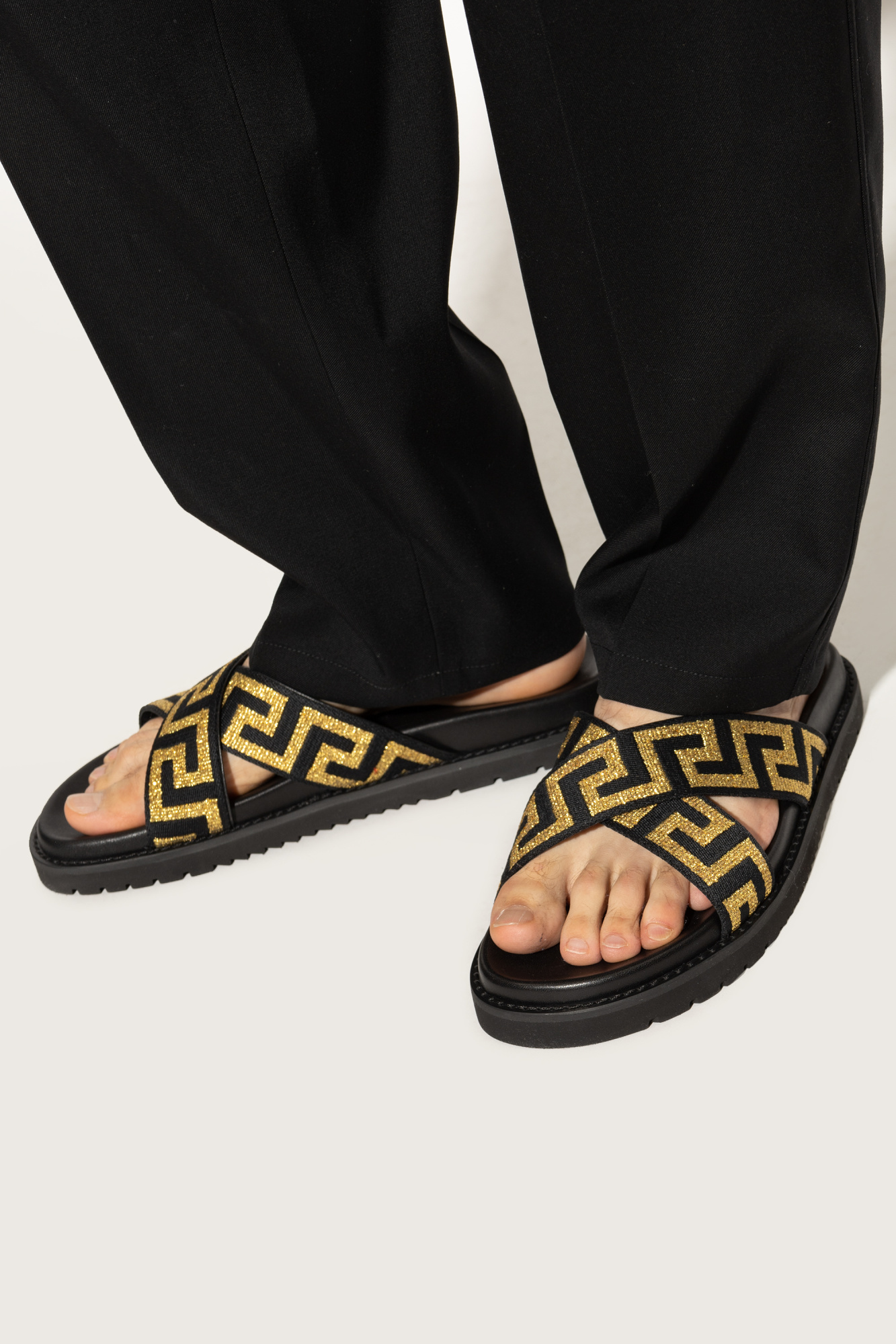 ★VERSACE★ロゴファースライド Versace Jeans Couture rubberised-logo Slides | Black | FARFETCH